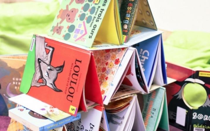 Livres empilés qui forment une pyramide.